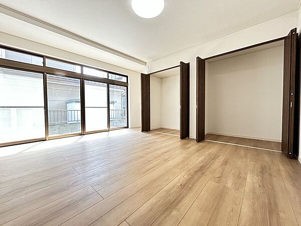 【リフォーム済】1階南側和室は洋室に間取り変更を行いました。建具交換、押入れはクローゼットに変更し、和室から洋室に変更。クローゼットも一間あり、お洋服などをたくさん収納することができ嬉しいですね。