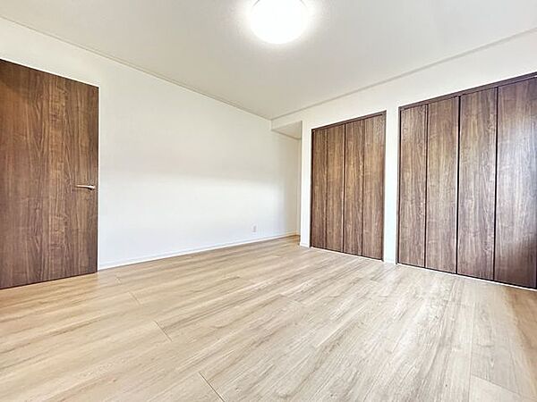 【リフォーム済】1階西側洋室の写真です。床、建具、クロス、天井のリフォームを行いました。火災報知器も各部屋に設置済みです。細部まで拘ったリフォームなので安心して生活をして頂けます。