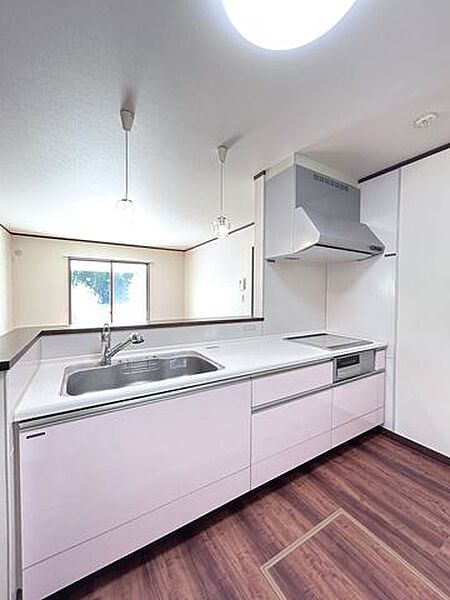 【リフォーム完成】キッチンを撮影。3口IHコンロの使いやすいキッチンです。ダイニングのそばにあるので、できたてのお料理をすぐに運べます。家族で食卓を囲むのが楽しみですね。