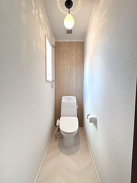 【リフォーム完成】トイレ新品交換し、クロスの張替えを行いました。温水洗浄便座・手洗い付きなので嬉しいですね。