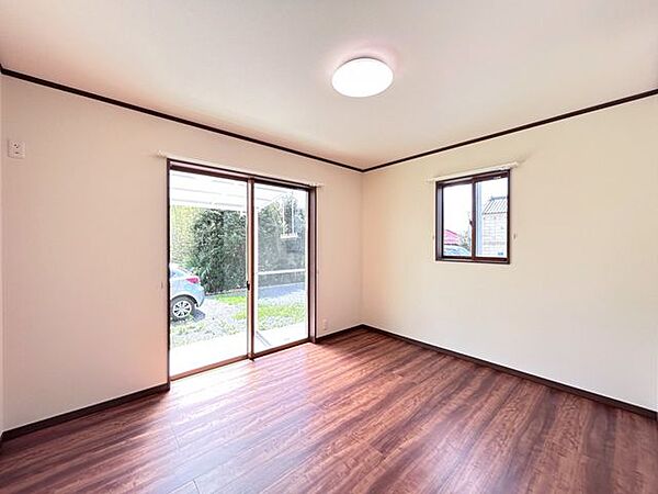 【リフォーム完成】西側洋室の写真を撮影しました。2階西側洋室には2方向に窓が設置されているので、日中は十分に日光が差し込み、明るい空間になっております。