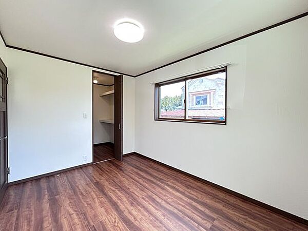 【リフォーム完成】東側洋室写真を撮影しました。部屋に入ると、正面右側にウォークインクローゼットがあります。お部屋も6帖とゆとりのある空間になっております。