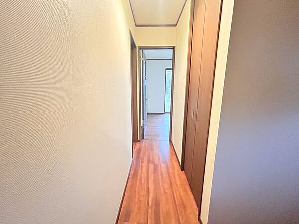 【リフォーム完成】廊下の写真を撮影いたしました。廊下にも収納があるので、日用品などを収納できますよ。クリーニングを行いました。