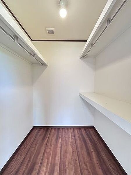 【リフォーム完成】東側洋室のウォークインクローゼットです。棚とポールがあるので、お洋服や季節ものの収納に便利ですね。クリーニングを行いました。