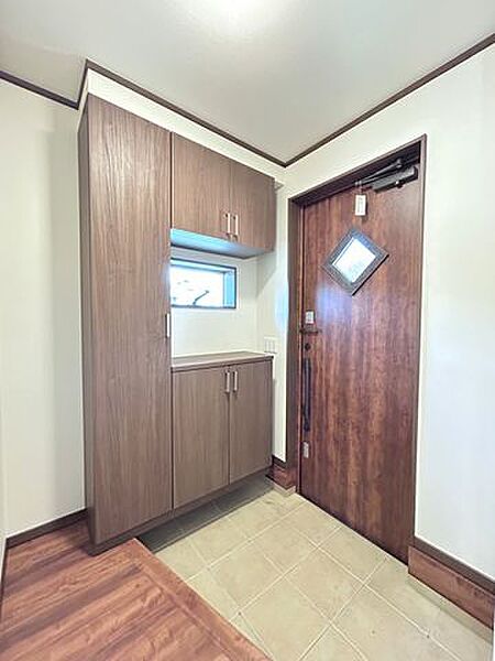 【リフォーム完成】玄関内部写真を撮影しました。玄関は窓があるので 、日中は十分日光が差し込みます。玄関が明るいと気分も晴れますね。