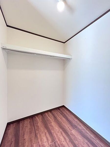 【リフォーム完成】西側洋室にもウォークインクローゼットがついています。趣味のものや大きなものもこちらに収納することが出来ますね。