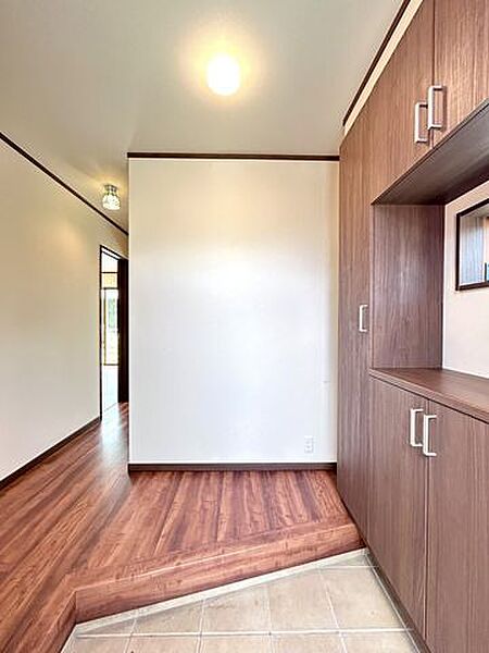 【リフォーム完成】玄関ホールです。横幅が広いので、大きなお荷物の持ち運びにも便利ですね。クリーニングを行いました。