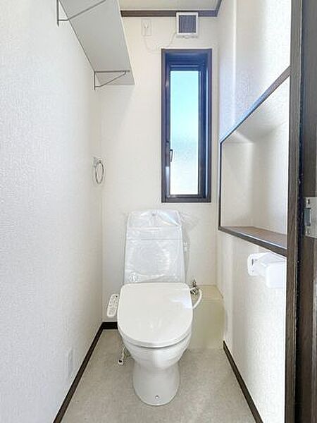 【内装リフォーム済・外壁屋根塗装済み】2階トイレの写真です。便器新品交換済み。トイレの順番待ちのストレスから解放されます。