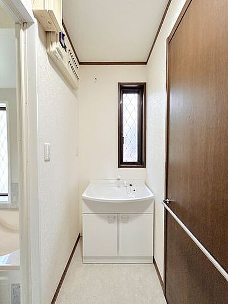 【内装リフォーム済・外壁屋根塗装済み】洗面室の写真です。コンパクトな洗面室で、すっきりとした使いやすさが魅力です。