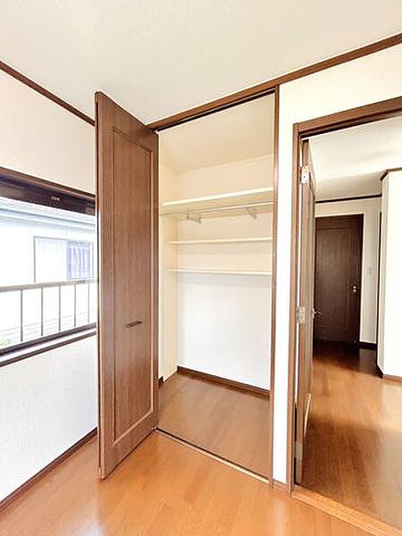 【内装リフォーム済・外壁屋根塗装済み】2階北西側洋室、収納の写真です。ハンガーパイプ付きでうれしいですね。