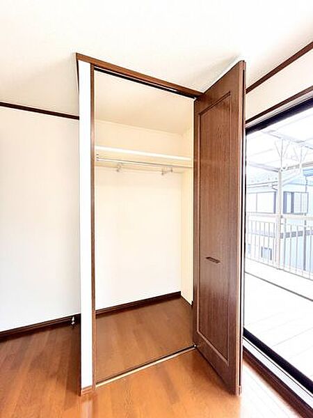 【内装リフォーム済・外壁屋根塗装済み】2階南西側洋室、収納の写真です。