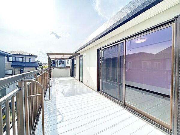 【内装リフォーム済・外壁屋根塗装済み】バルコニーの写真です。広さが十分にあるのでお洗濯物もよく乾きそうですね。