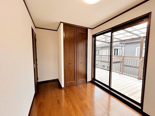 【内装リフォーム済・外壁屋根塗装済み】2階南西側洋室の写真です。TVジャック・エアコンコンセントが1つずつ設置されているためお部屋の取り合いにはなりません。