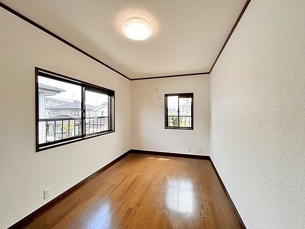 【内装リフォーム済・外壁屋根塗装済み】2階北東側洋室の写真です。東側から朝日が差し込むため、気持ちよく目覚められそうですね。