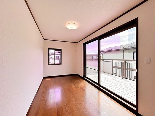 【内装リフォーム済・外壁屋根塗装済み】2階南東側洋室の写真です。南側の大きな窓からたっぷり日差しが差し込みます。