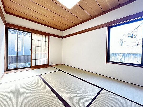 【内装リフォーム済・外壁屋根塗装済み】1階和室の写真です。リビングと独立した一間です。畳表替え、クロス張替えを行っております。客間にいかがでしょうか。