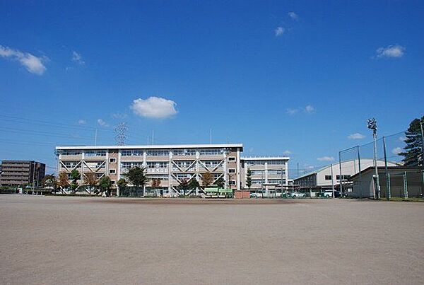 鬼怒中学校まで約2300ｍ(徒歩29分)。自転車を使えば約10分と安心して通学いただける距離です。