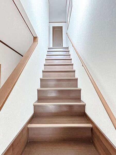 【内装リフォーム済・外壁屋根塗装済み】階段写真です。手すりも交換しましたので、小さなお子様やお年寄りの方も安全に上り下りもできますよ。