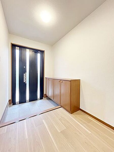 【リフォーム完成済み】玄関内写真です。シューズボックスはクリーニング。ピカピカの玄関でお客様を気持ちよくお出迎え出来ますよ。