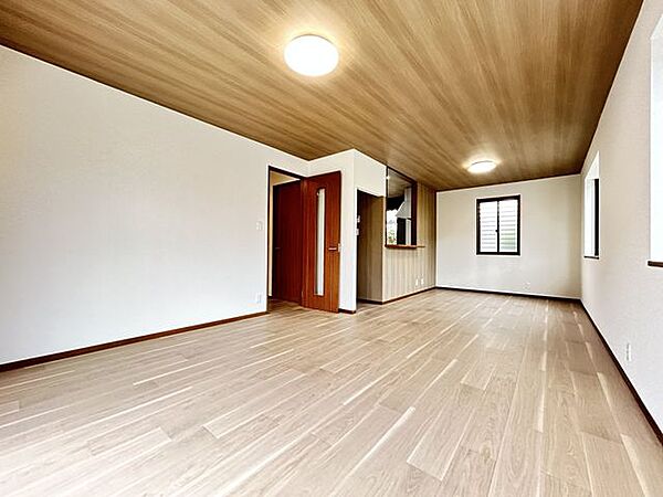 【リフォーム完成済み】木目で統一されたリビングは、あたたかみのある空間です。採光も良く明るく快適。無駄のない広さでレイアウトしやすく、対面キッチンで会話も楽しめますよ。