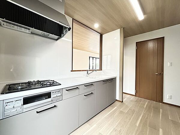 【リフォーム完成済み】キッチンの写真です。既存のキッチンは撤去しました。永大製のシステムキッチンを新設。傷のつきにくい人工大理石の天板と大きなシンクでお手入れもラクラクですよ。