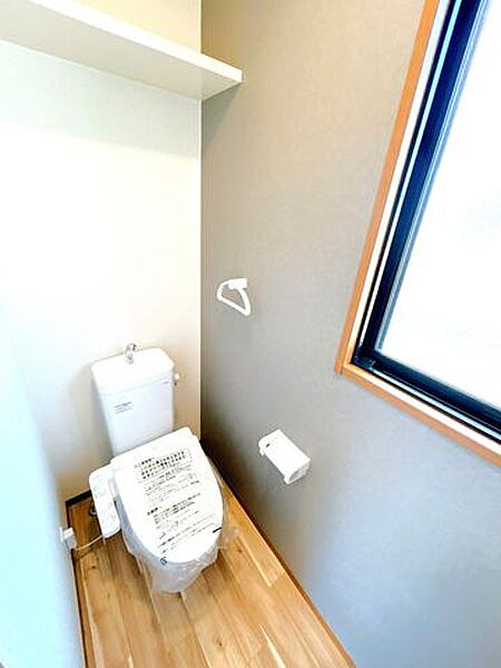 【リフォーム完成済み】ジャニス工業製の温水洗浄付便器に交換。従来に比べ約59%節水。手洗いは水はねを防ぐデザインでお手入れ楽々。便器はGコートと呼ばれる加工がされており汚れも落ちやすくなっています。