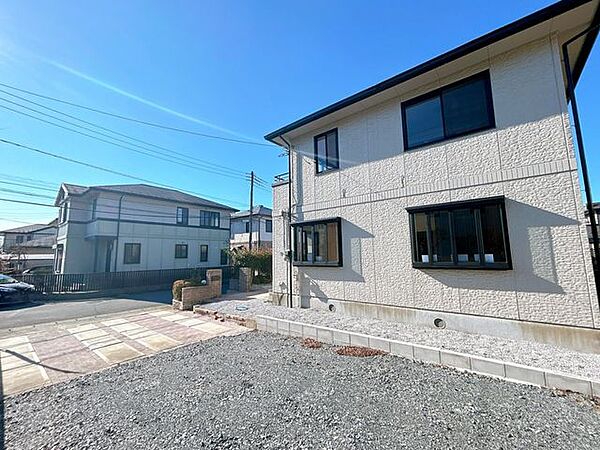【リフォーム完成済み】外観別アングルの写真です。道路面と宅地の高さがほぼ変わらないので、楽にお車を敷地内に入れることが出来ますね。