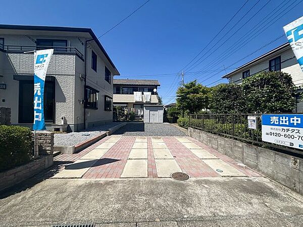 【リフォーム完成済み】駐車場写真です。拡張工事によりゆとりのあるスペースを確保し、4台駐車可能となりました。来客時や複数台所有のご家庭にも嬉しいポイントです。