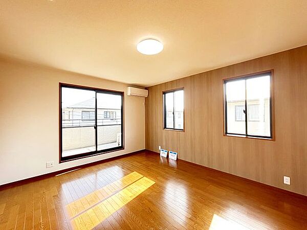 【リフォーム完成済み】洋室写真です。天井クロスも張り替え綺麗なお部屋に生まれ変わりましたよ。シンプルで使いやすく、様々な用途に対応できます。