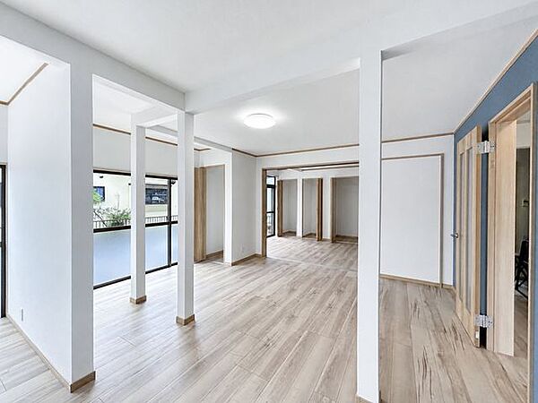 【耐震工事実施】【リフォーム完成】LDKからキッチン側を撮影。約15帖のLDKなのでダイニングテーブルも置けますよ。床・壁・天井のリフォームを行い生まれ変わりました。