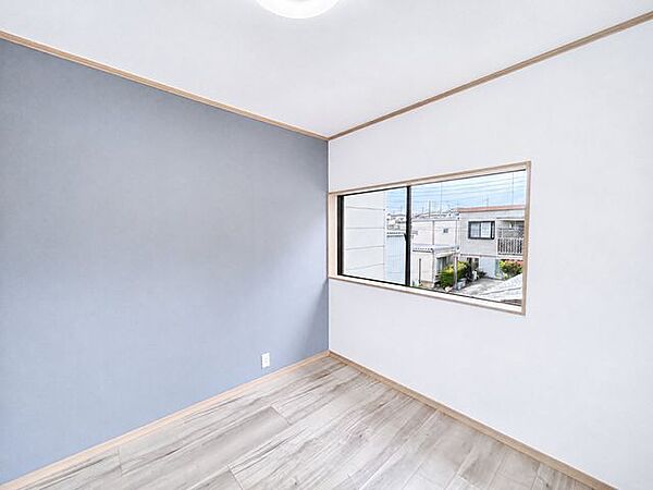【耐震工事実施】【リフォーム完成】2F北側洋室写真です。床、建具、クロス、天井のリフォームを行いました。火災報知器も各部屋に設置済みです。細部まで拘ったリフォームなので安心して生活をして頂けます。