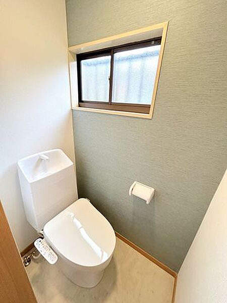【耐震工事実施】【リフォーム完成】TOTO製の温水洗浄付便器に交換。従来に比べ約67%節水できる「節水ウォシュレット」防汚効果の高い樹脂を採用した「クリーン便座」汚れを弾く効果もあるのでお手入れ楽々…