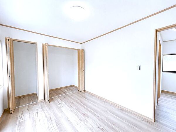 【耐震工事実施】【リフォーム完成】2F西側洋室写真。フローリング重ね張り、照明交換、クロス張替え、建具交換を行いました。各部屋にテレビジャックとエアコン用コンセントを設置しております。