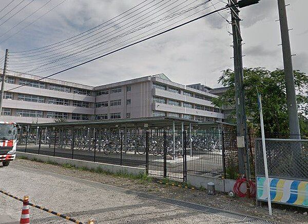 鹿沼市立東中学校まで約2.3km（徒歩約29分）です。少し距離がありますがお子様の体力づくりやお友達と会話を楽しみながら登下校でき嬉しいですね。 2300m