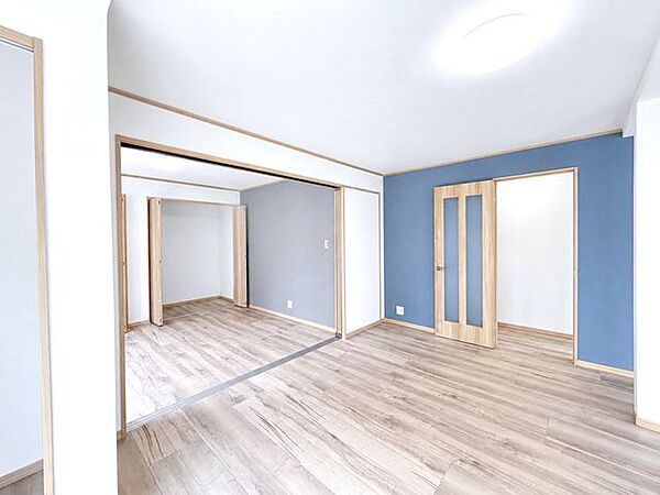 【耐震工事実施】【リフォーム完成】1F洋室写真。フローリング重ね張り、照明交換、クロス張替え、建具交換を行いました。各部屋にテレビジャックとエアコン用コンセントを設置いたしました。
