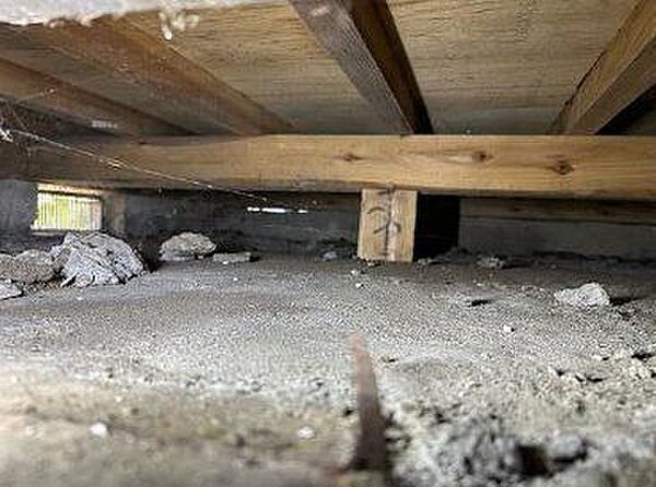 【床下写真】中古住宅の3大リスクである、雨漏り、主要構造部分の欠陥や腐食、給排水管の漏水や故障を2年間保証します。その前提で床下まで確認の上でリフォームし、シロアリの被害調査と防除工事もおこないます。