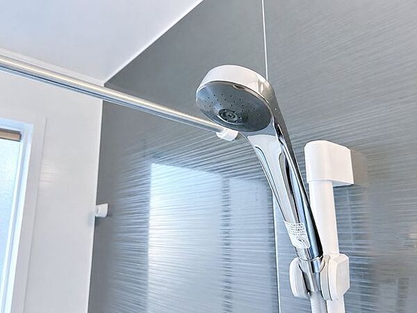 【耐震工事実施】【リフォーム完成】シャワーヘッドの中央は渦を発生させ一気に散水する旋回流のeシャワー、外周はストレートシャワー。二種類のシャワーの組み合わせで、節水と浴び心地のよさを実現。