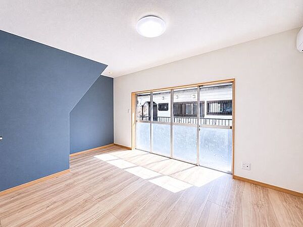 【リフォーム完成済み】【耐震工事済み】随時ご案内可能ですので、内覧希望の方はお電話ください。閑静な住宅街にあるこちらの住宅は外壁を塗装することで、明るく引き締まった外観に仕上がりますよ。