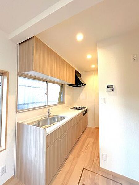 【リフォーム完成済み】【耐震工事済み】既存のキッチンは撤去しハウステック製のシステムキッチンを新設しました。傷のつきにくい人工大理石の天板と大きなシンクでお手入れもラクラクですよ。