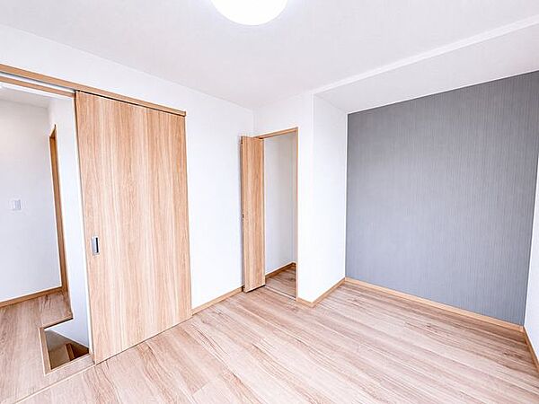 【リフォーム完成済み】【耐震工事済み】2F洋室写真です。床は傷や汚れに強い永大産業の幅の広いノンワックスの床材を上張り致しました。天井クロスも張り替え綺麗なお部屋に生まれ変わりました。