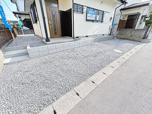 【リフォーム完成】駐車場は拡張し2台駐車可能。敷地内や駐車場はお手入れの手間や使い勝手を考え、目の細かい砂利を敷き込みました。