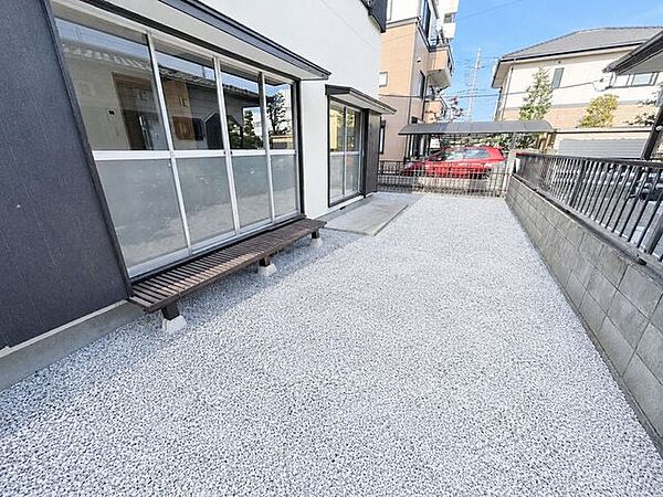 【リフォーム完成済み】【耐震工事済み】住宅の南側にもスペースがございます。整地を行い、6号細石を敷き込みました。物置を置いたり、ビニールプールを置いてお子さんを遊ばせるのもよいですね。
