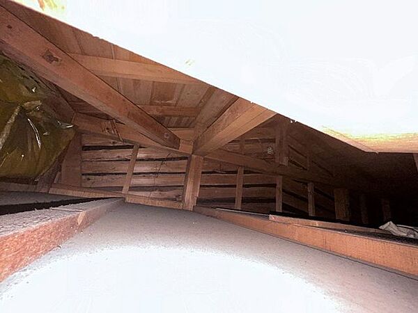 リフォームを行う際には屋根裏まで点検を行っております。雨漏りや配管でのトラブルがあった場合には二年間の瑕疵担保が適用されますので、購入後も安心してお住まいいただけます。
