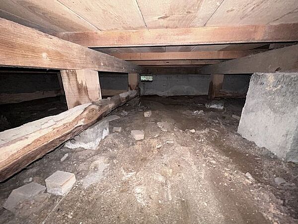 中古住宅の3大リスクである、雨漏り、主要構造部分の欠陥や腐食、給排水管の漏水や故障を2年間保証します。その前提で床下まで確認の上でリフォームし、シロアリの被害調査と防除工事もおこないます。