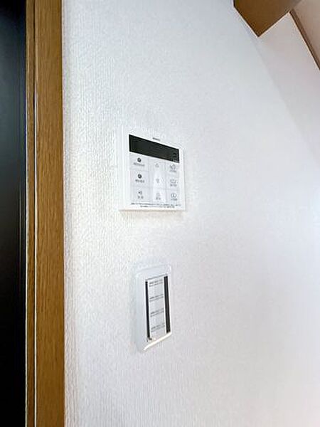 【リフォーム済】キッチンに設置した給湯器リモコンです。忙しい家事の合間でもボタン一つで湯張り・追い焚きできるのは便利で嬉しい機能です。帰宅後すぐにお風呂に入れます。