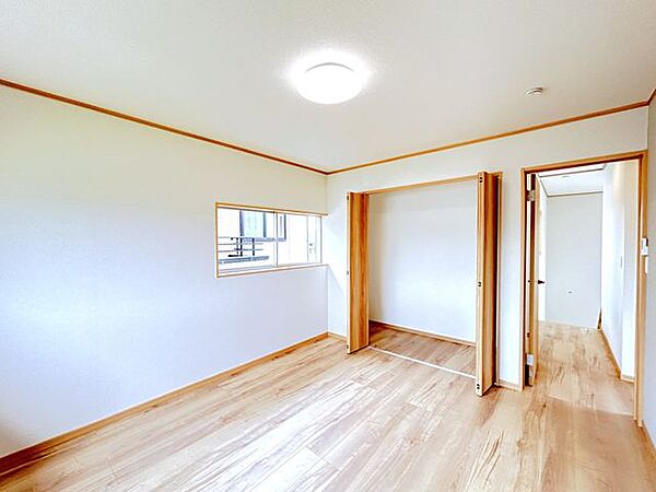 【内外装リフォーム完成】2階和室は洋室に変更し床は傷や汚れに強い永大産業の幅の広いノンワックスの床材を上張り致しました。天井クロスも張り替え綺麗なお部屋に生まれ変わりました。