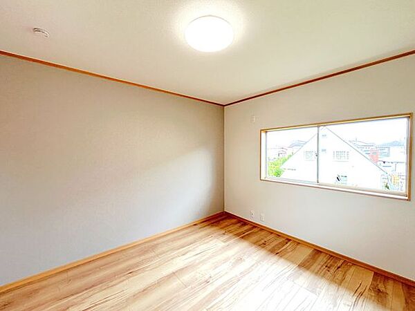 【内外装リフォーム完成】2F洋室写真です。床は傷や汚れに強い永大産業の幅の広いノンワックスの床材を上張り致しました。天井クロスも張り替え綺麗なお部屋に生まれ変わりました。