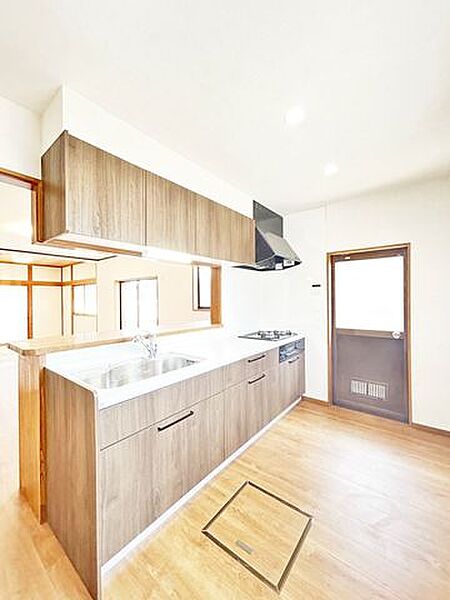 【リフォーム完成済み】既存のキッチンは撤去しました。ハウステック製のシステムキッチンを新設済み。傷のつきにくい人工大理石の天板と大きなシンクでお手入れもラクラクですよ。
