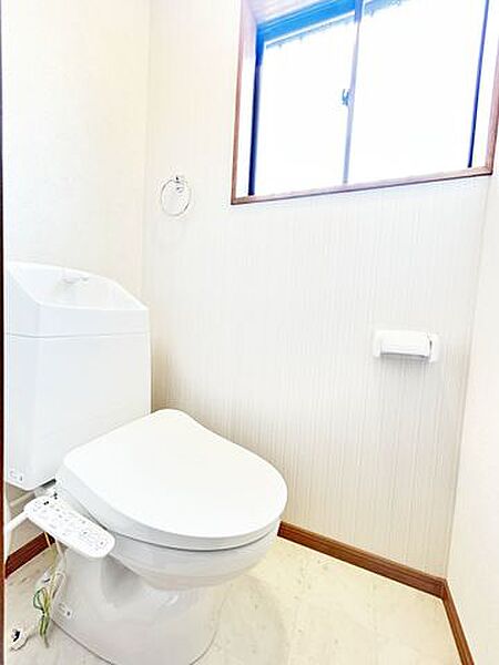 【リフォーム完成済み】ジャニス製の温水洗浄付便器に交換済み。従来に比べ約67%節水できる「節水ウォシュレット」防汚効果の高い樹脂を採用した「クリーン便座」汚れを弾く効果もあるのでお手入れ楽々ですよ。