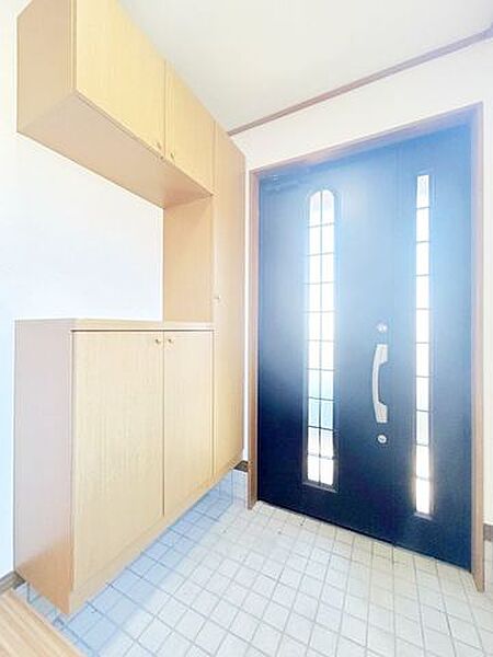 【リフォーム完成済み】玄関内部写真を撮影しました。玄関は大きなまどがあるので 、日中は十分日光が差し込みます。玄関が明るいと気分も晴れますね。